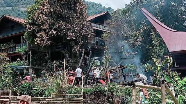 Rumah Panggung Yang Terbuat Dari Kayu Habis Terbakar Di Rano Utara.