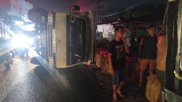 Diduga Kelebihan Muatan, Truk Colt disel Terguling di Simpang UBB Balun Ijuk