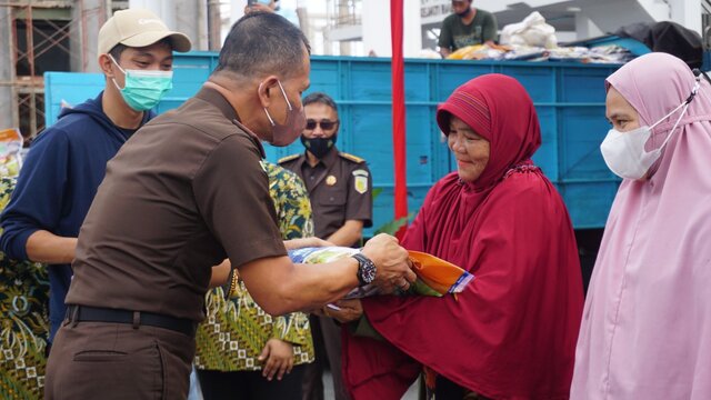 Kejaksaan Tinggi Babel Gelar Kegiatan Tebus Sembako Murah
