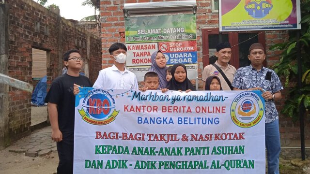 Berbagi Kebahagiaan, KBO Babel Bagi-bagi Takjil Kepada Masyarakat