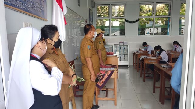Bupati Tana Toraja Melakukan Pemantauan US Tingkat SMP