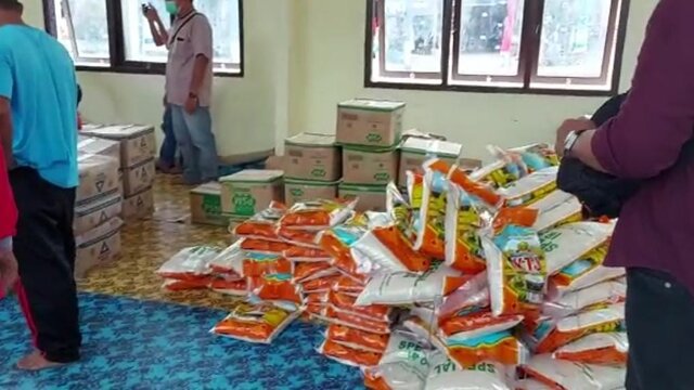 AETI Bagikan Paket Sembako Ke Warga Desa Nadung Bangka Selatan
