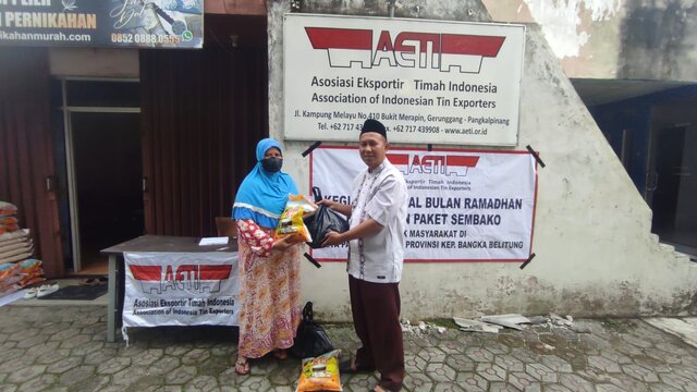 AETI Tutup Kegiatan Berbagi Paket Sembako Kepada Warga Kota Pangkalpinang