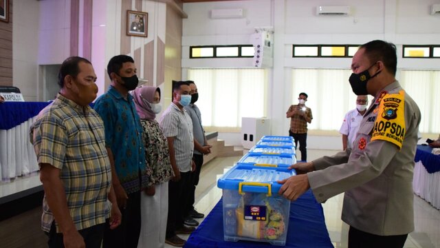 Kapolda Babel Serahkan 1000 Paket Sembako Dari Kapolri Kepada Buruh
