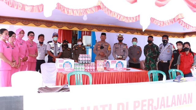 Kapolres Torut Bersama Bhayangkari Berikan Bingkisan Kepada Petugas Penjaga