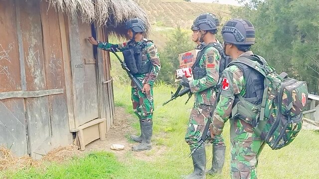 Perbuatan Terpuji Satgas Yonif MR/412 Kostrad Di Pedalaman Papua