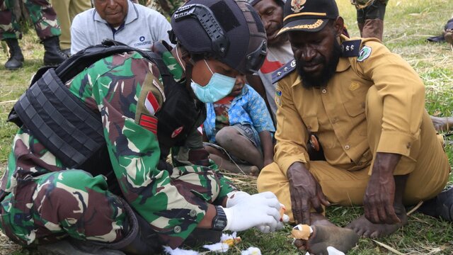 TIM MEDIS SATGAS YONIF MR 412 KOSTRAD TURUN TANGAN PEDULI KEMANUSIAAN