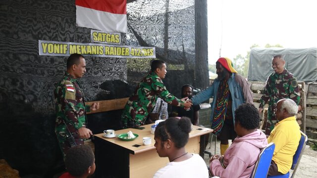 Bersama Masyarakat Pedalaman Papua, Satgas 412 KOSTRAD Berbagi Berkah