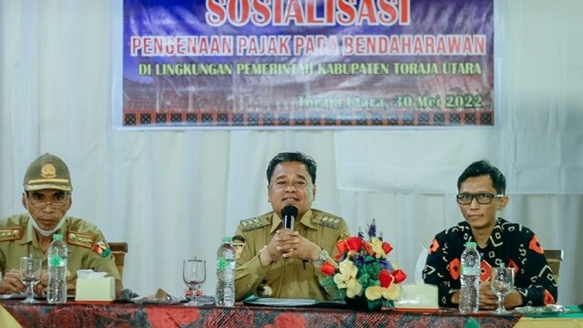 Bupati Torut Membuka Sosialisasi Pengenaan Pajak Pada Bendaharawan Di Lingkup Pemkab