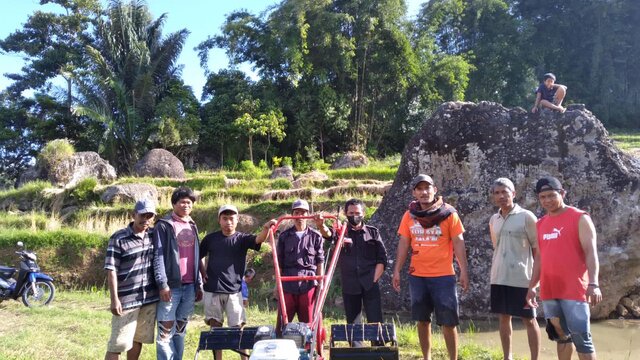 Manfaatkan Dana Desa, Kalem To'Pao Salurkan Empat Traktor Ke Masyarakat