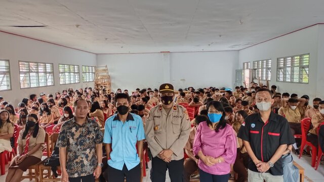 Kapolsek Sesean Melakukan Sosialisasi Hukum Dan Bahaya Narkoba di Sekolah