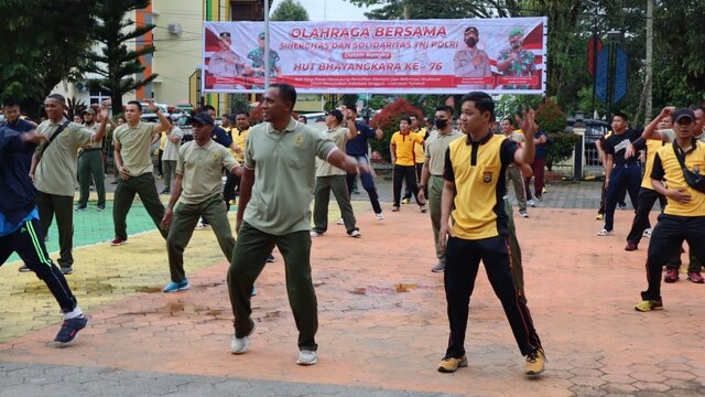Sambut Hari Bhayangkara Ke-76, Polres Torut Gelar Olahraga Bersama TNI