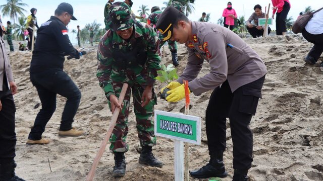 Polres Bangka Tanam 1200 Bibit Pohon Dilahan Eks Tambang Ilegal HL Pantai Bedukang