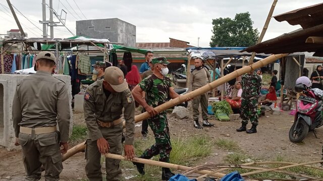 Tim Gabungan Satpol PP dan Koramil 1615-01/Selong Bongkar Lapak Kaget