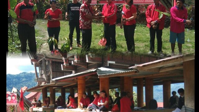Pengurus PDIP Melakukan Pembagian Tanaman Produktif di Lembang Palesan