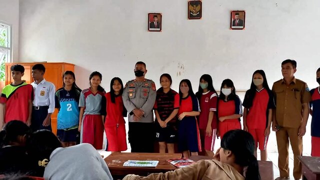 Kapolsek Sa'dan Balusu Sosialisasikan Bahaya Narkoba Kepada Siswa SMUN 7 Torut