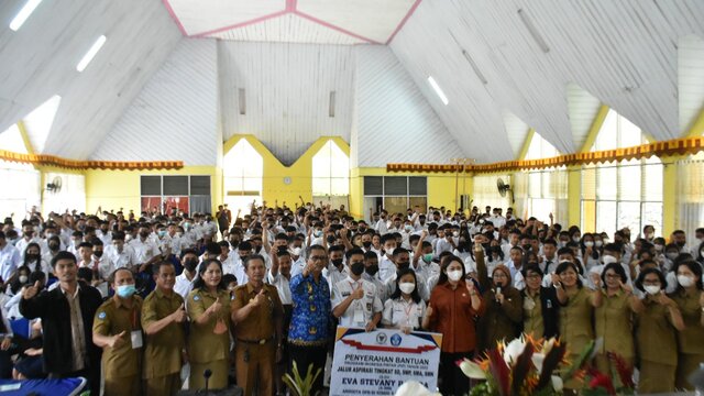 Eva Stevany Rataba Salurkan Beasiswa PIP Untuk 70 Ribu Siswa Di Toraja