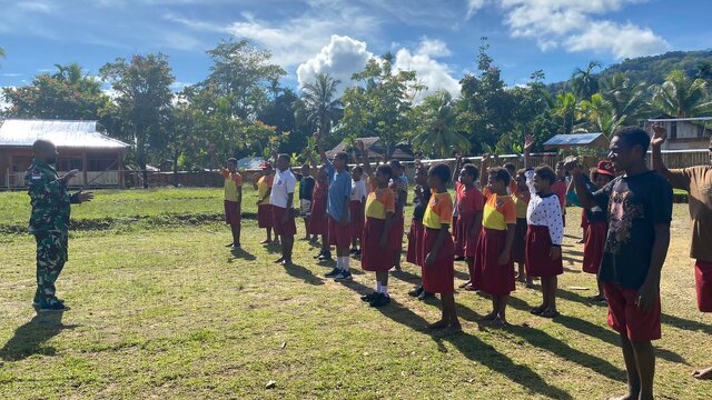 Kodim 1715/Yahukimo Latihkan PBB Siswa SDN Inpres Iwur Pegunungan Bintang
