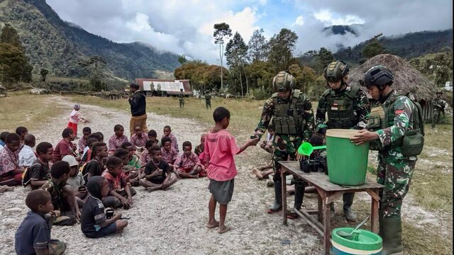 Peduli Terhadap Sesama, Satgas Yonif Raider 321/GT/13/1 Kostrad Bagikan Bubur Kacang Hijau