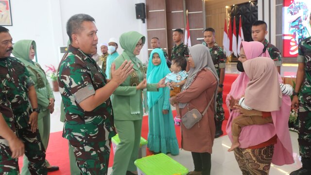 Kunker Di Babel, Pangdam II/Sriwijaya Serahkan Santunan Kepada Balita Stunting