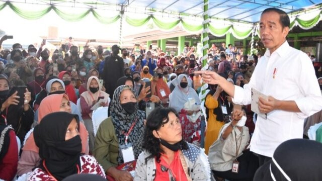Di Pasar Muntok Bangka Barat, Presiden Jokowi Bagikan Sembako