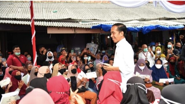 Serahkan Bansos di Pasar Toboali Basel, Presiden: Gunakan Untuk Penuhi Gizi Anak