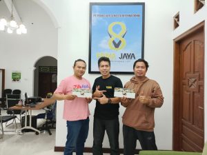 Terobosan Ahli Hisap, Hadir Rokok Herbal V6 di Indonesia. Foto: Mas Andre, Coach Adi, Coach Iwan dan Dr. Furqon