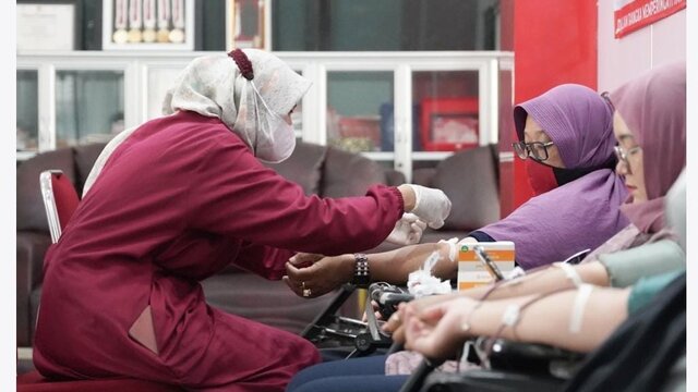 Peringati Hari Donor Darah Sedunia, PT Timah Tbk Serahkan Ratusan Karung Beras ke PMI Babel