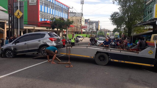Diduga Mengantuk, Mobil Suzuki Masuk Selokan di Jalan A.Yani Pangkalpinang