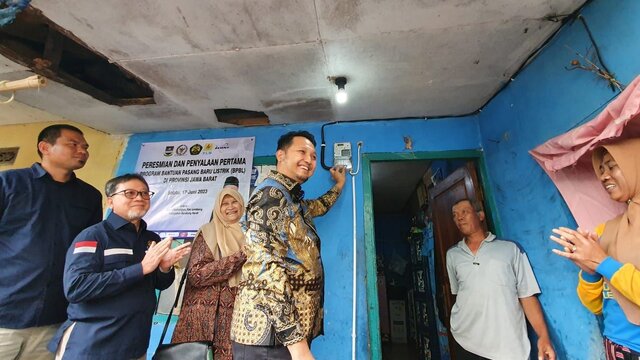 PLN Sambung Listrik Gratis ke 2.129 Keluarga di Bandung Barat