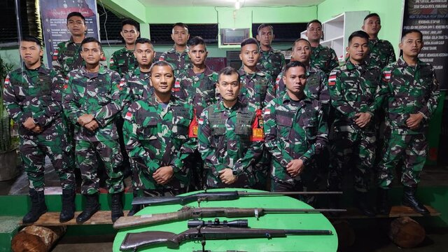 Simpatisan TPN-OPM Serahkan 4 Pucuk Senjata Api dan Munisi Kepada TNI