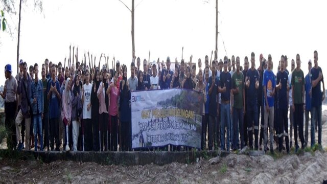 Dukung Pariwisata, Ratusan Karyawan PT Timah Bersama Masyarakat Bersihkan Pantai Muara Tengkorak 