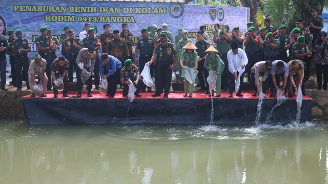 Danrem 045/Gaya Tabur Benih Ikan dan Panen Sayur di Makodim 0413/Bangka 