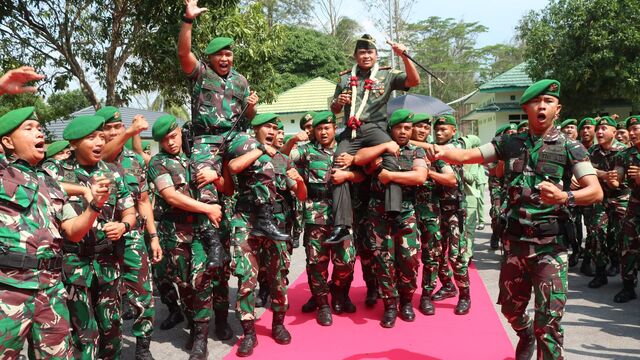 Kunjungi Yonif 147/KGJ, Danrem 045/Gaya Serahkan Seperangkat Alat Band