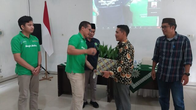 Dukung KKN-MAs 2023, Ketua Gerakan Hijau Biru Babelku Serahkan Pupuk dan Bibit