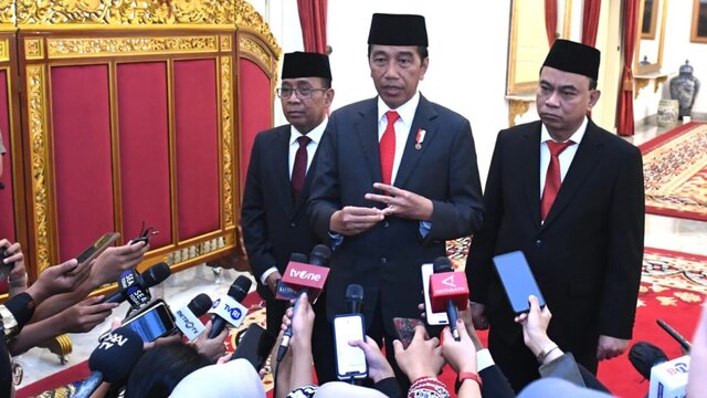 Jokowi Minta Budi Arie Setiadi Utamakan Penyelesaian Proyek BTS