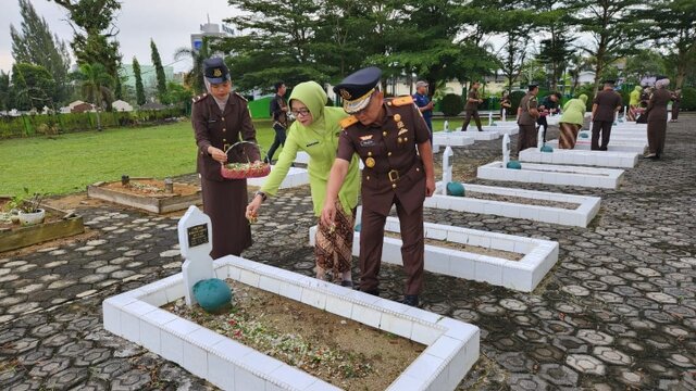 Peringati Hari Bhakti Adhyaksa ke-63, Kejati Babel Ziarah ke Makam Pahlawan