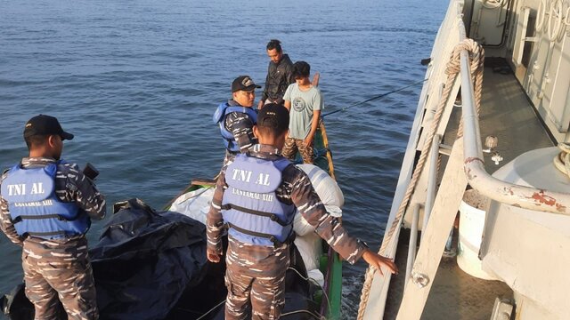 TNI AL Gagalkan Penyelundupan Pakaian Bekas Ilegal Dari Malaysia