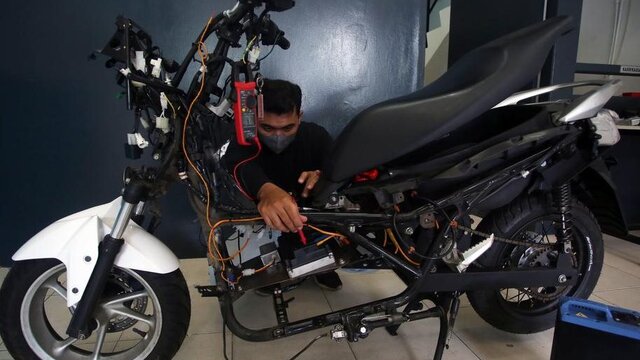 Pemerintah Dorong Masyarakat Konversi Motor Listrik