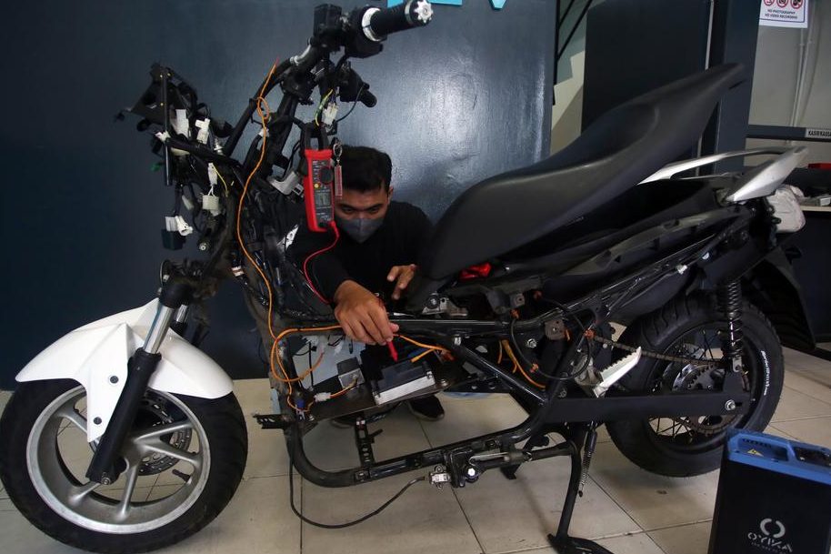 Pemerintah Dorong Masyarakat Konversi Motor Listrik