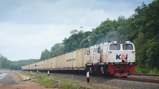 Semester I-2023, KAI Angkut 30,7 Juta Ton Barang