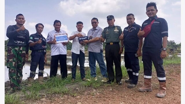 PT Timah Tbk Kolaborasi TNI Bangun MCK dan Sarana Olahraga Masyarakat di Babar