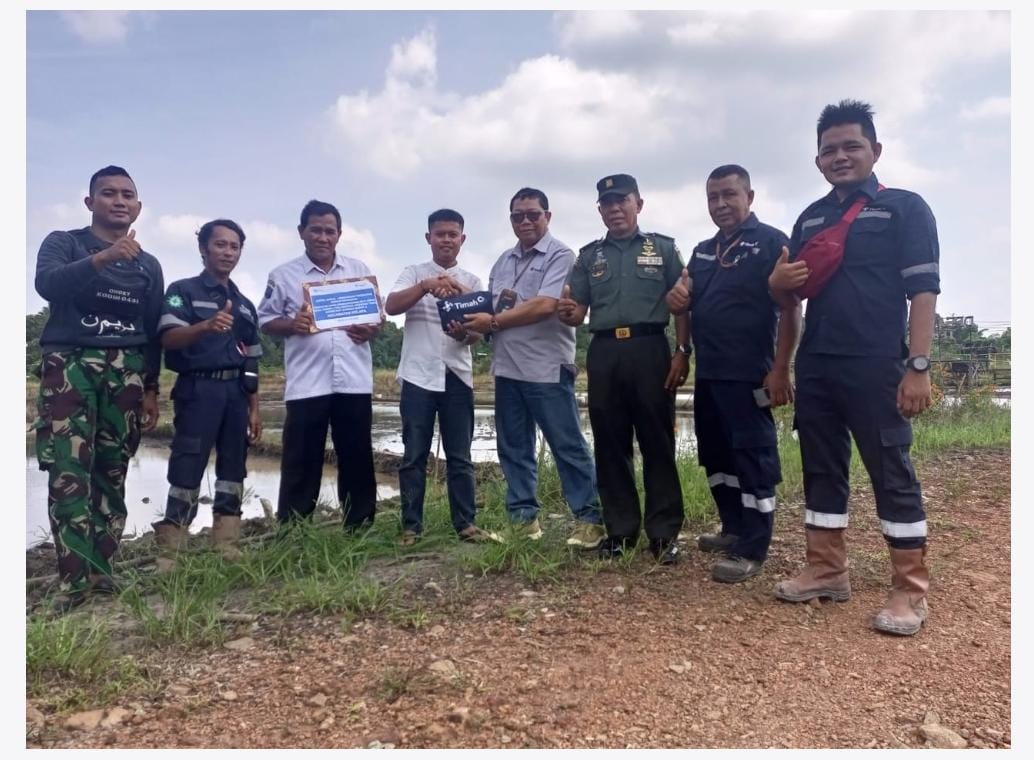 PT Timah Tbk Kolaborasi TNI Bangun MCK dan Sarana Olahraga Masyarakat di Babar