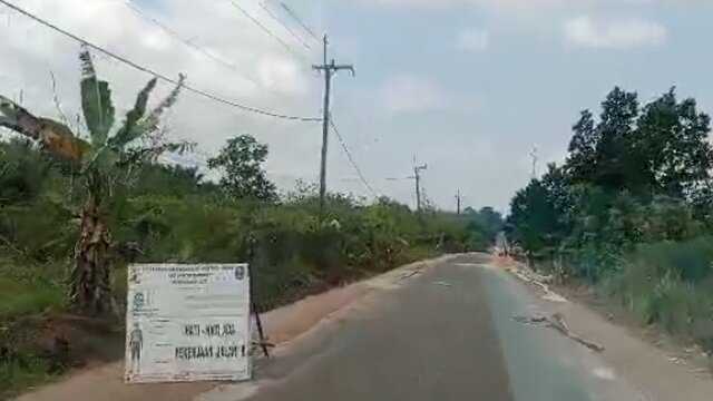 Diduga Dikerjakan Asal-asalan, Proyek Pengerasan Bahu Jalan Air Duren - Tua Tunu Hancur 