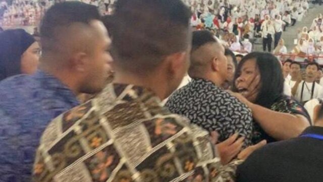 Presiden Jokowi Dilempar Sandal Saat Acara Rembuk Relawan Bobby Nasution di Pancing