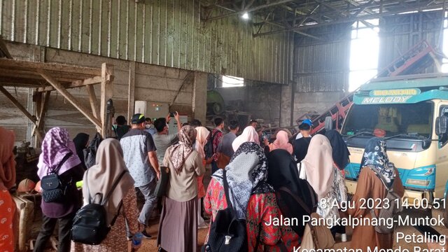 Sekolah BUMDes Ubok Sekicing Bangka Barat Geruduk Pabrik Wood Chip di Desa Air Duren