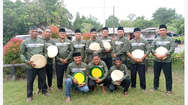 PT Timah Tbk Berikan Bantuan Kepada Kelompok Hadrah Desa Padang