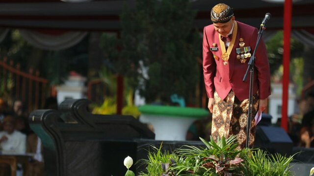 Ucapkan Terima Kasih Kepada Masyarakat Jateng, Ganjar Bungkukkan Badan