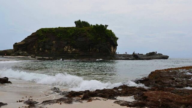 Pesona Pantai Klayar Yang Menyimpan Keajaiban dan Misteri