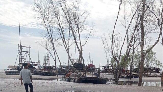 Mengapa Penambang Liar di Laut Penagan Tidak Dihentikan Seperti di Tembelok?